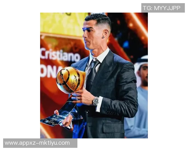 C罗分享最佳中东球员奖杯照感谢所有支持者的陪伴与鼓励