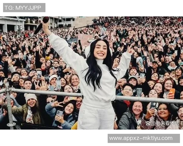 亚马尔与女友甜蜜热吻瞬间曝光眼中只映出彼此的爱意与幸福 亚马尔与女友甜蜜热吻瞬间曝光眼中只映出彼此的爱意与幸福